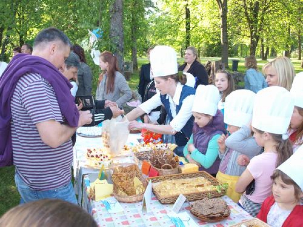 Muzeju naktī, Skrīveros, Andreja Upīša muzeja dārzs jau no pulksten 18 bija apmeklētāju pilns. Ikviens Saldumu ielā varēja aplūkot kūku parādi, panašķoties ar ievārījumiem un pankūkām, piedalīties saldumu atrakcijās.
Autors: Indulis Burka