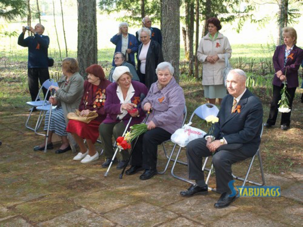 Vakar Sērenes pagasta Liepjāņu brāļu kapos pulcējās tie, kuri vēlējās godināt Otrajā pasaules karā kritušo piemiņu. Viņu vidū 20 Otrā pasaules kara veterānu no Aizkraukles un Jaunjelgavas, kuri cīnījušies pret fašistiskās Vācijas karaspēku.
Autors: Indulis Burka