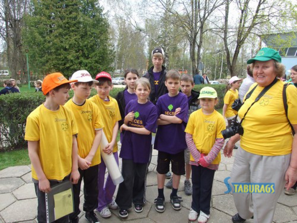 Šopavasar Latvijas mazpulku XVII sporta spēlēs Neretā piedalījās 50 mazpulku ar 87 komandām visās trijās vecuma grupās: 44 komandas jaunākajā vecuma grupā, 32 komandas vidējā un 11 komandu vecākajā grupā. Tas bija pēdējo piecu gadu laikā...
Autors: Evita Apiņa