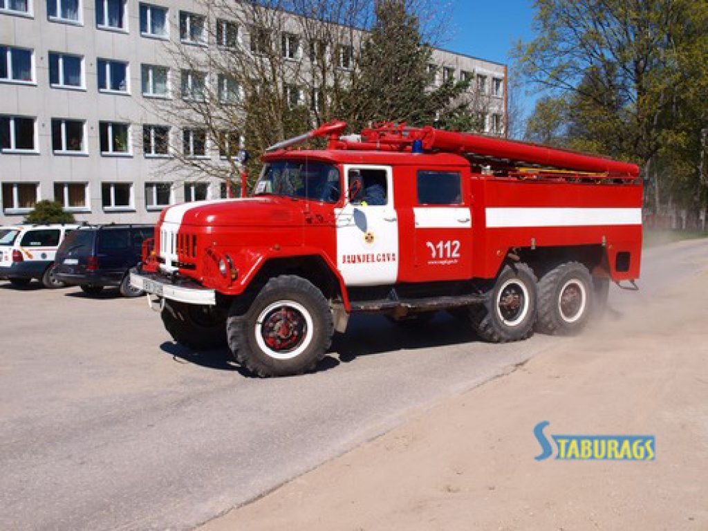 Šodien Jaunjelgavas vidusskolā notika ugunsdzēsēju mācības — skolēnus evakuēja no ēkas, savukārt ugunsdzēsēji dzēsa mācību ugunsgrēku un trenējās evakuēt cietušos. Mācībās piedalījās arī VUGD Zemgales reģiona brigādes komandieris Ints...
Autors: Indulis Burka
