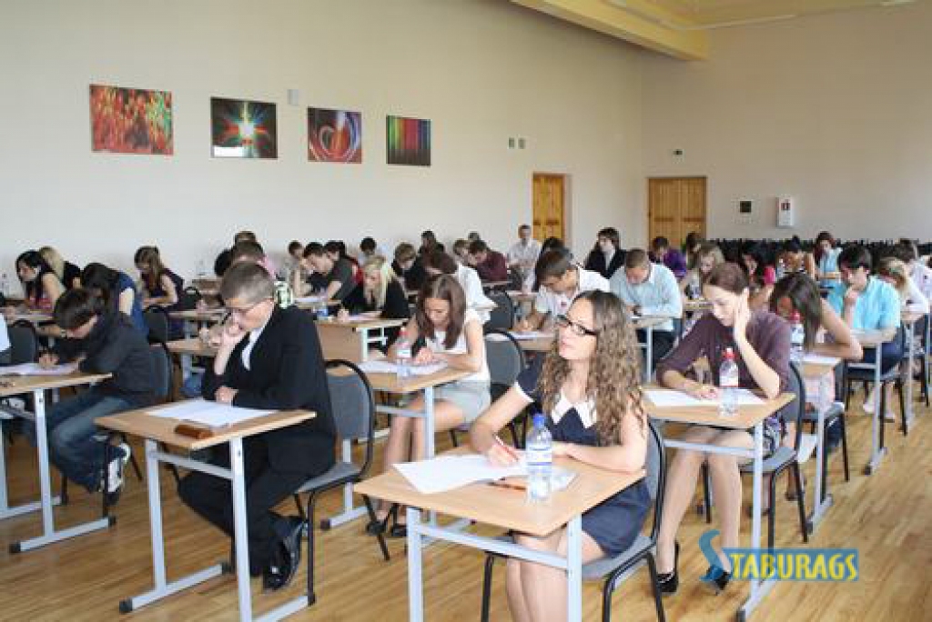 Pārbaudījums sācies. Vakar Aizkraukles novada ģimnāzijā latviešu valodas eksāmenu kārtoja piecdesmit deviņi 12. klases skolēni.