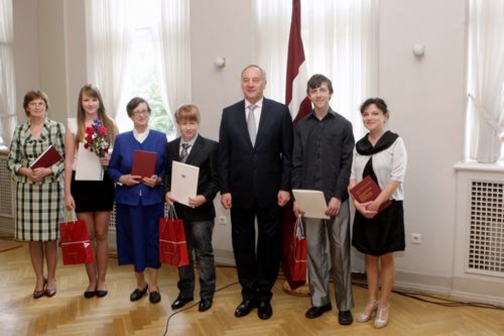 Pieņemšanā pie prezidenta. Pļaviņu novada ģimnāzijas Odzienas filiāles skolotāja Biruta Irēna Osīte (trešā no kreisās) un 6. klases skolēns Reinis Eiduks, kurš ieguva pirmo vietu konkursā “Vēsture ap mums”. Pateicību un dāvanas viņiem pasniedza  Valsts prezidents Andris Bērziņš.                   
Autors: Toma Kalniņa foto (www.president.lv) 
