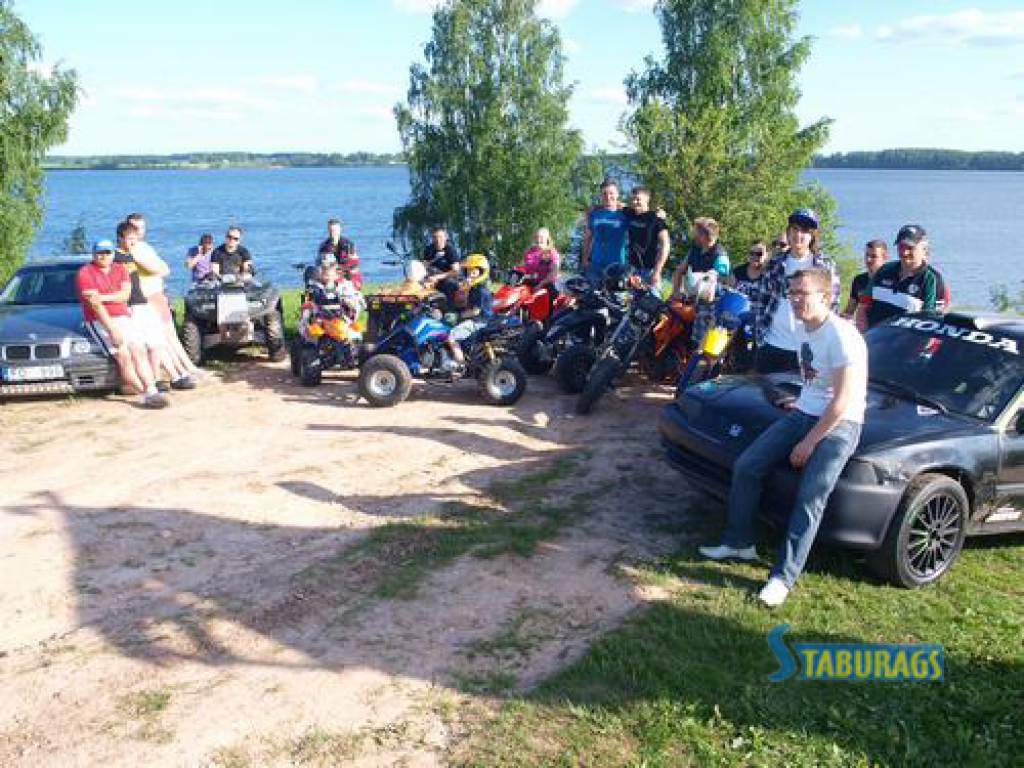 DAUDZ ENTUZIASTU. Daugavas krastā pulcējusies tikai daļa no tiem aizkraukliešiem, kuri jau šobrīd aktīvi nodarbojas ar auto un motosportu. 