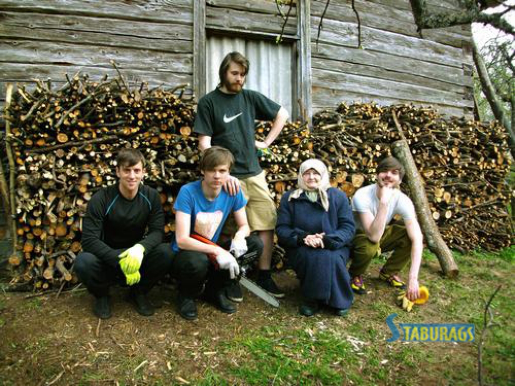 DARBS VEICAS ĀTRĀK. Aktieris Mārtiņš Meiers (otrais no kreisās) ar draugiem koknesietes Dzidras kundzes sētā paveica daudz.     
Autors:  Foto no projekta “Labi darbi sasilda!” arhīva