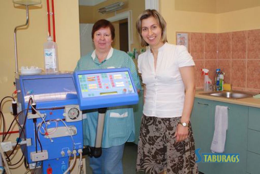 DZĪVĪBAS GLĀBĒJIEKĀRTA. Šāda mākslīgās nieres jeb hemodialīzes aparatūra ir ražota Zviedrijā un maksā ap deviņiem tūkstošiem latu. Pie tās — pieredzējusī hemodialīzes māsa Līvija Vilciņa (no kreisās) un ārste nefroloģe Ieva Ziediņa. 
