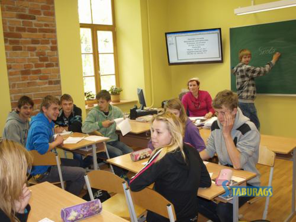 Prieks skolotājai un bērniem. Jaunajā kabinetā darbojas latviešu valodas skolotāja Silvija Lisovska un Mazzalves pamatskolas 7. un  8. klases skolēni.    