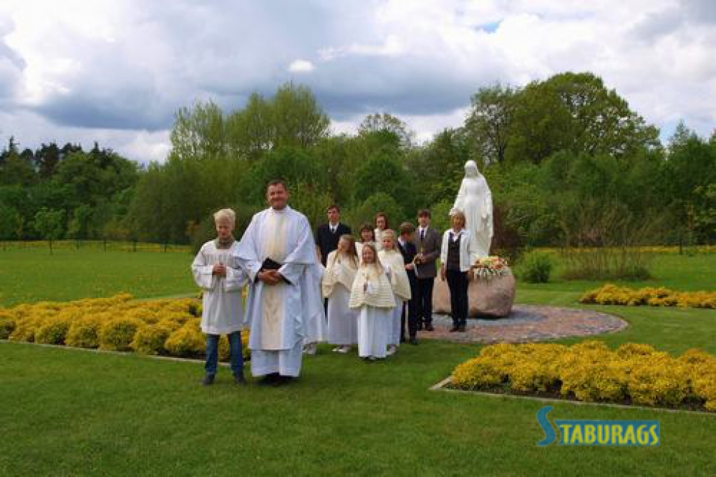 Svētās komūnijas dienā pirmo reizi Vissvētāko sakramentu saņēma jaunākie draudzes locekļi. Priekšplānā — priesteris Andris Blūms. Fonā — Dievmātes statuja.     
Autors: Irēna Rumpāne