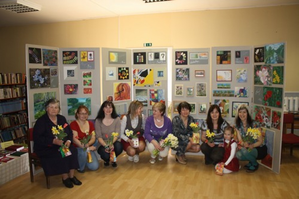No kreisās Valentīna Dzene, Vineta Alekna, Ilze Razgale, Ilona Punāne, skolotāja/pasniedzēja Rasma Rinkēviča, Svetlana Kalve, Vaira Lejniece (ar meitiņu Paulu) un Vita Taškaua.