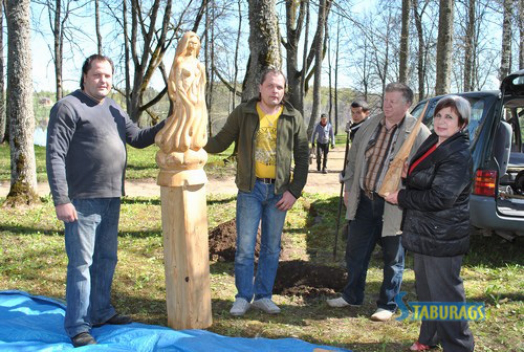 Janča un Marča kaimiņiene. Trīs metrus augstās skulptūras priekšplānā būs stilizēti soliņi, nēši un spaiņi. Aigars (no kreisās) un Ivars Rūrāni, staburadzieši Jānis Koļčs un Aina Ķīse apspriežas, kur īsti skulptūru novietot.