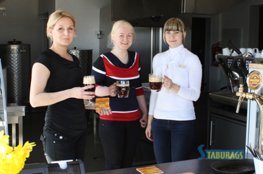 LAI GARŠO! — tā uzņēmuma vadītāja Arnita Truksne (no kreisās), tehnoloģe Aina Linde un viesmīle Olita Znotiņa. 