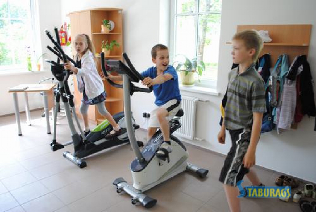 Skrīveru dienas aprūpes centrā šodien ir atvērto durvju diena. Skrīverieši var radīt oriģinālas lietas kādā no četrām radošajām darbnīcām, bet par veselīgu dzīvesveidu, zāļu tēju un garšvielu lietošanu stāstīja Jānis Vaivars.
Autors: Imants Kaziļuns