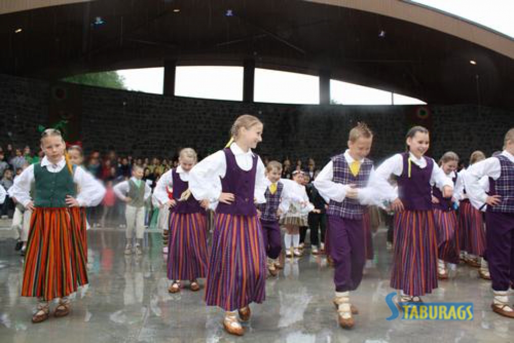 Spītējot stiprajam lietum, pagājušās nedēļas nogalē, Jaunjelgavā atklāja Liepu parka estrādi, kurā piedalījās dejotāji un dziedātāji gandrīz no visa Aizkraukles reģiona. Pirmo koncertu apmeklēja vairāk nekā simts skatītāju.
Autors: Jānis Ozoliņš