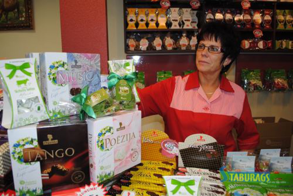 SVĒTKOS NODERĒS ARĪ SALDUMI. “Skrīveru saldumu” pārtikas tehnoloģe Zinaida Mahotkina lepojas ar radīto produktu līniju “Aspasia”. 