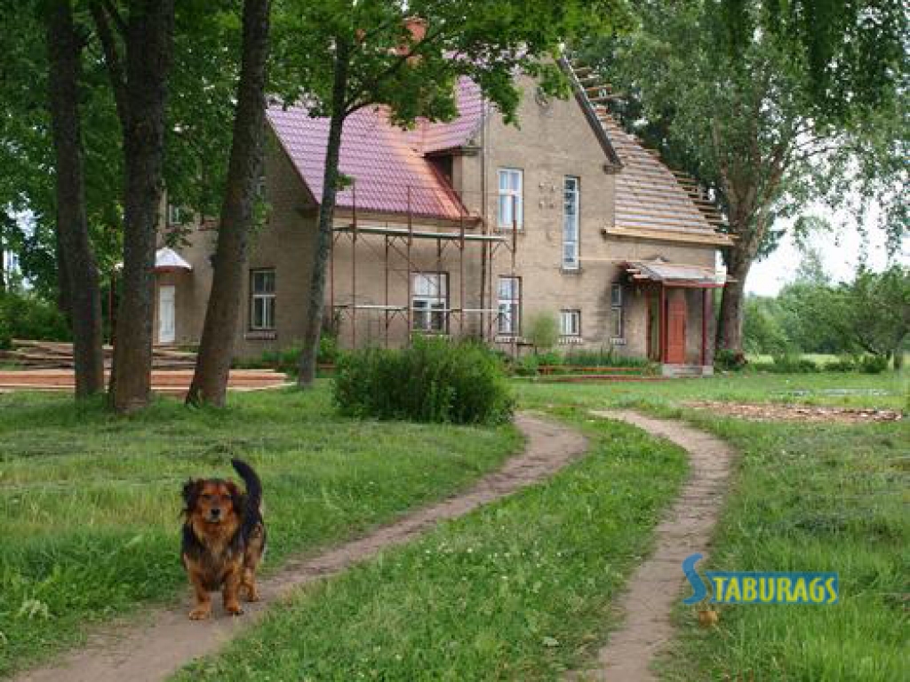 Šobrīd jumtu maina mājai “Stiebri”, kurā ir seši dzīvokļi.