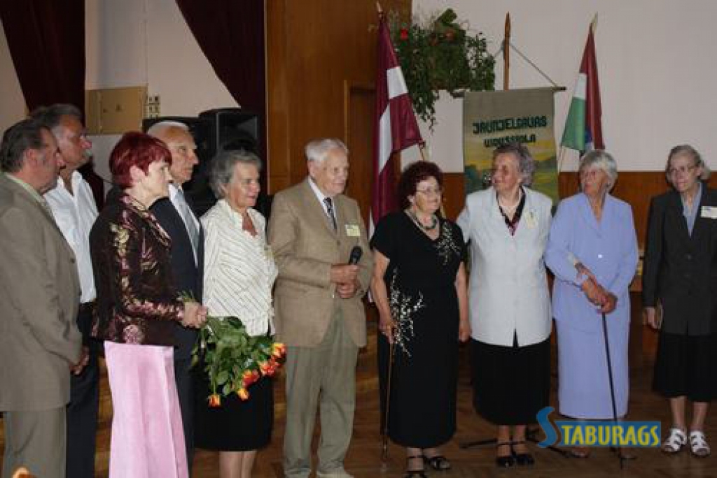 vieni no pirmajiem. Uz Jaunjelgavas vidusskolas 65 gadu svinībām bija ieradušies daudzi absolventi, kuri skolu beidza 40. — 50. gados.