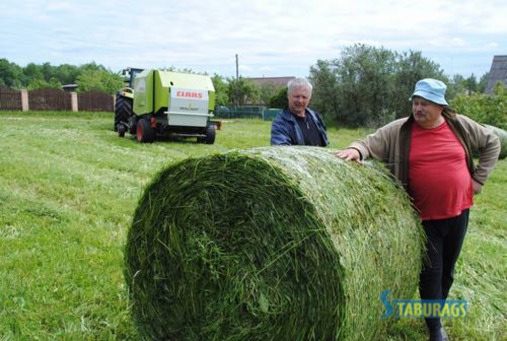 Šo rulli pārvedīs uz lielo lauku. Imants Stuglis (priekšplānā) no zemnieku saimniecības “Lauki” un Ritvars Vaišļa sakopj Seci.