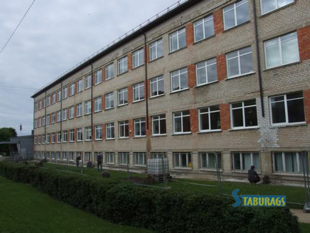 BŪS SILTĀK. Celtnieki strādā, lai sagatavotu ēkas sienas siltināšanas darbiem.