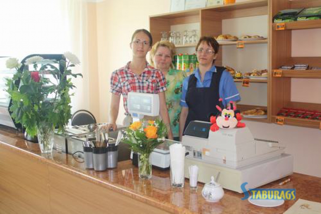 Būs savs firmas ēdiens. “Jauna kafejnīca, jaunas idejas,” saka SIA “Aina P” vadītāja Aina Puniņa (vidū), kafejnīcas darbinieces Magda Grīnberga (no kreisās) un Svetlana Kravčenko.  