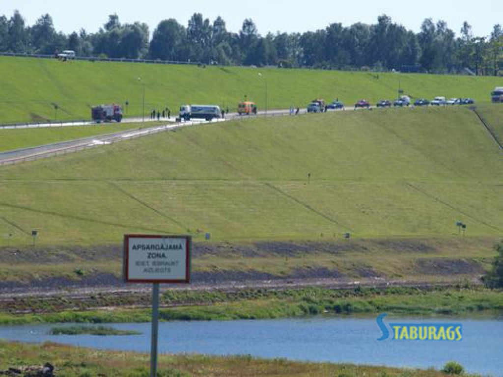 Šodien ap pulksten 15 Aizkrauklē, Enerģētiķu ielā, aptuveni 15 metru no Pļaviņu HES tuneļa, uzņēmuma  “Latvijas propāna gāze” autocisternai konstatēja noplūdi. Kustība šajā ceļa posmā aptuveni stundu bija apturēta.
Autors: Indulis Burka