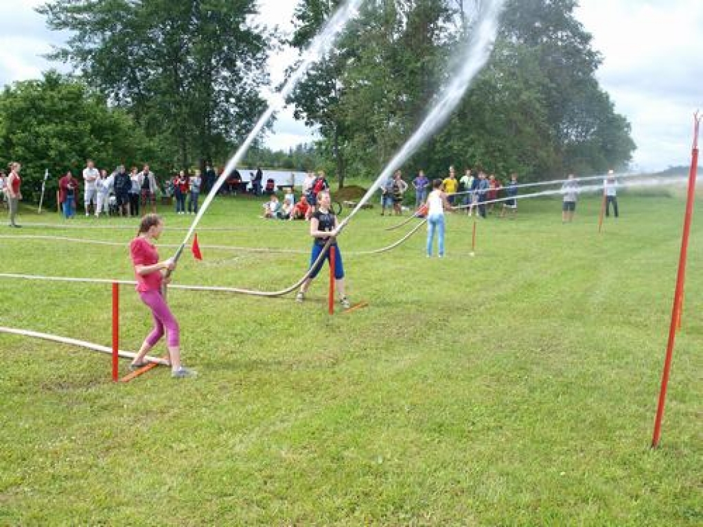 Klintaines pagastā, Daugavas krastā pretim Oliņkalnam, šodien notika tradicionālās sacensības ugunsdzēsēju lietišķajā sportaveidā. Šīs sacensības katru vasaru notiek kopš 1997. gada. Šogad sacensības notika 15. reizi. 
Autors: Indulis Burka