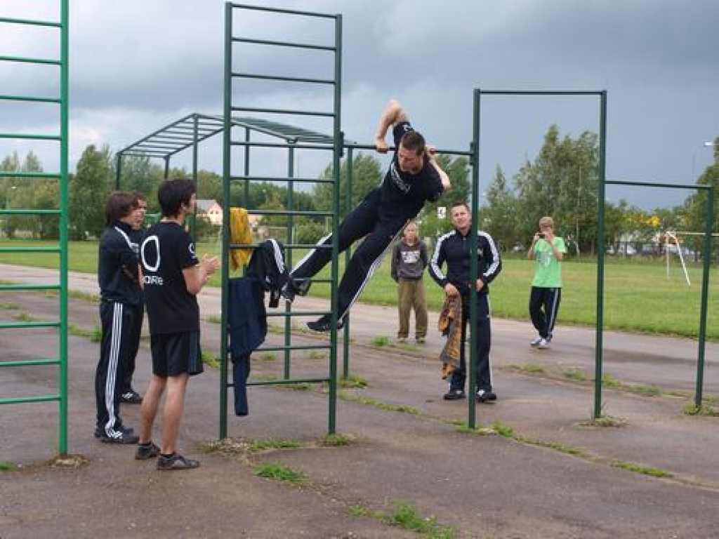 Aizkraukles arodvidusskolas sporta laukumā 15. jūlijā viesojās ielu vingrotāji Māris Šlēziņš un Kaspars Zlidnis ar savu komandu — Aleksandru Ivaško, Bogdanu Pavlovu un Igoru Čerkašinu. Viņi rādīja dažādus vingrojumus un vēlāk vingrošanā...
Autors: Guna Mikasenoka