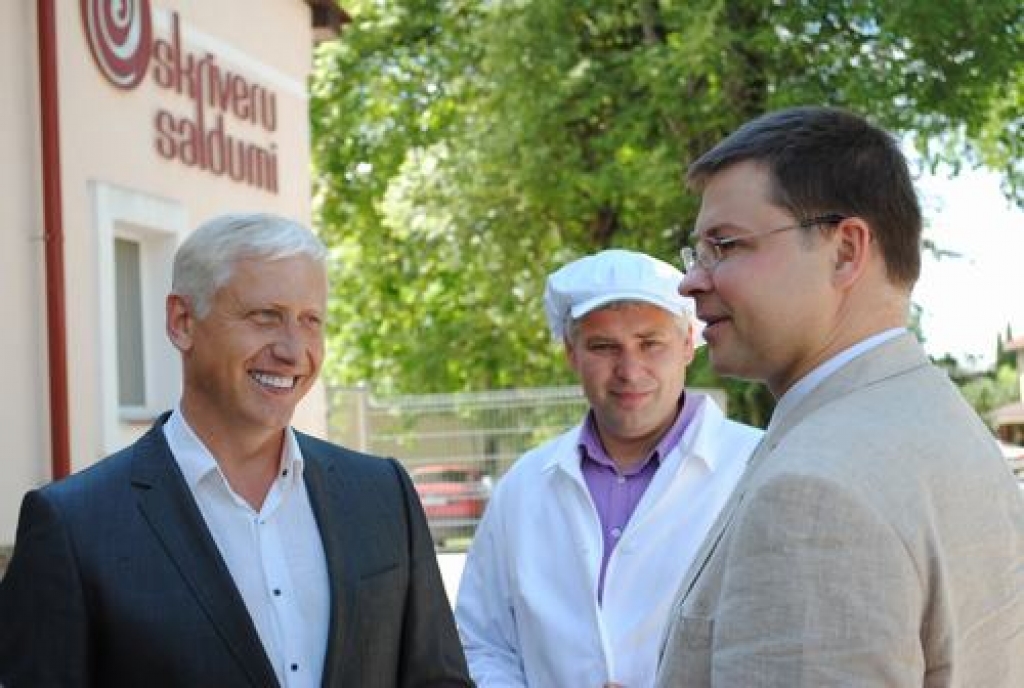 Skrīveros un Aizkrauklē piektdien ieradās premjerministrs Valdis Dombrovskis. 
SIA “Skrīveru saldumi” viņš kopā ar tās īpašniekiem apskatīja konfekšu “Gotiņu” un nesen darbu sākušo šokolādes ražotni. Pirms atbildēt uz uzņēmējus...
