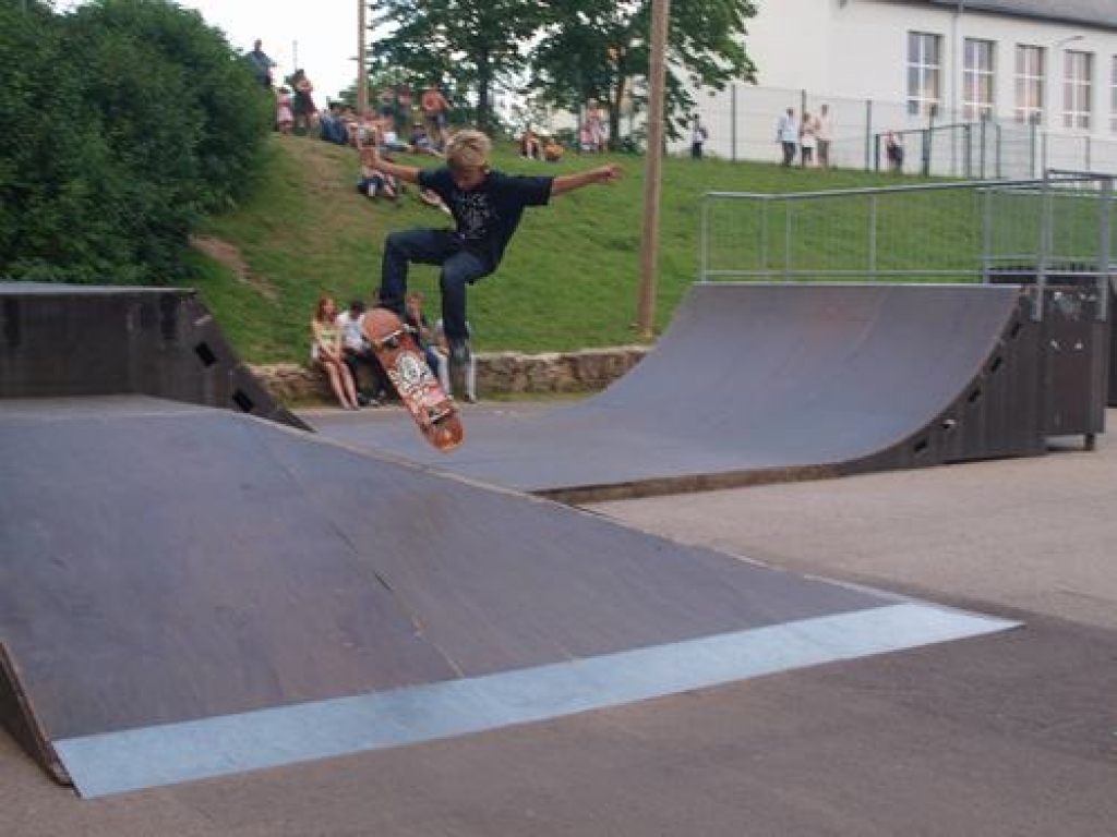 Šodien ar skeiteru, BMX braucēju un breikeru priekšnesumiem pie Aizkraukles 1. vidusskolas, skeitparkā, sākās Aizkraukles novada svētku svinības. Tajās piedalījās vairāk kā trīsdesmit jauniešu un ap simts skatītāju. Savukārt vakarā...