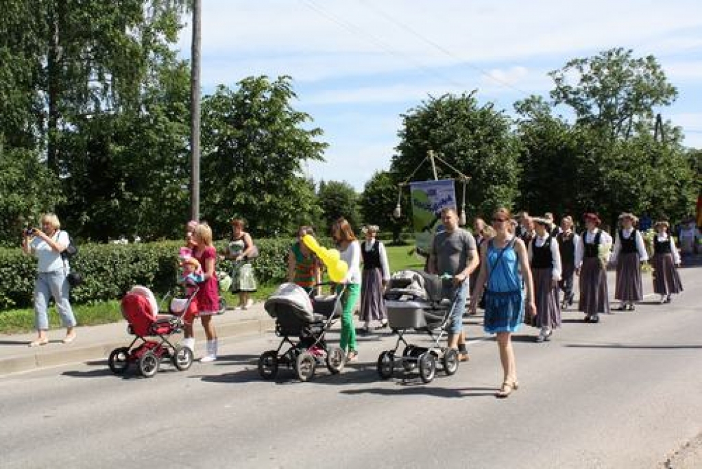 Pļaviņu pilsētas 85 gadu jubileju pļaviņieši un pilsētas viesi svinēja ar vērienu - no Jāņiem līdz pat Pēteriem. Svētku kulminācija bija sestdien, kad pasākumi mijās visu dienu un noslēdzās ar krāšu uguņošanu Zviedru skanstu estrādē. 