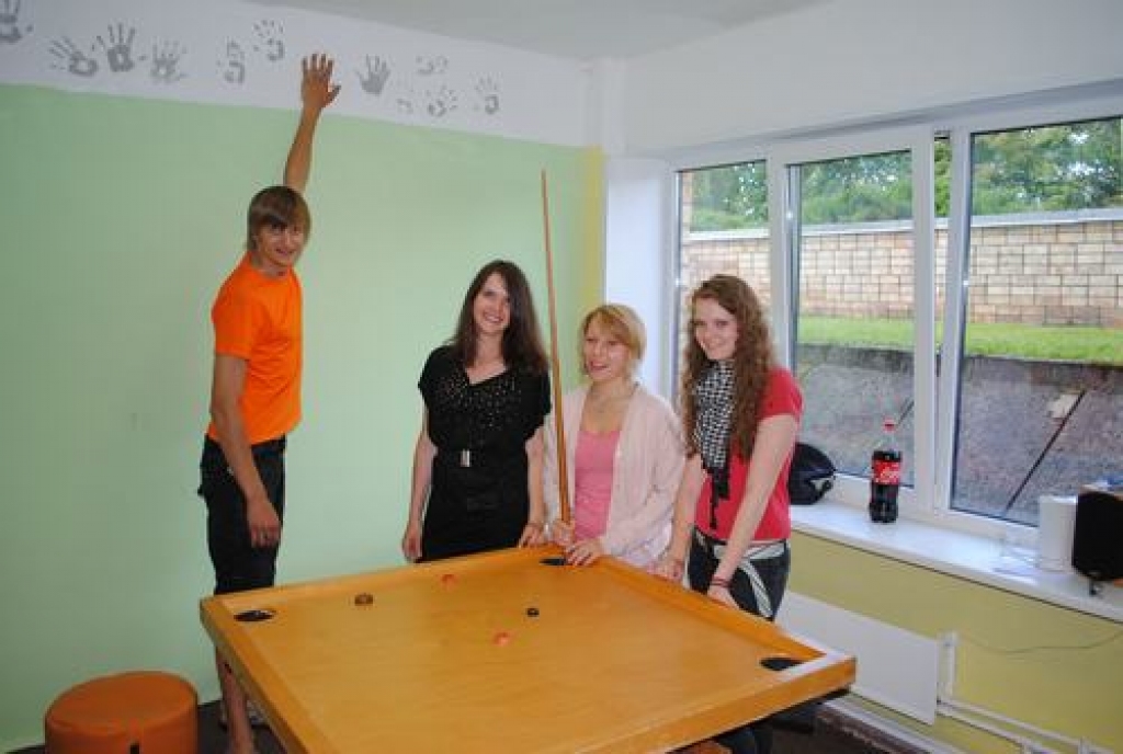 Kopā jautrāk. Biedrībā darbojas arī Laura Martuzāne (no labās), Solveiga Vikšere, Liene Miezīte un KJB vadītājs Jānis Balodis. 