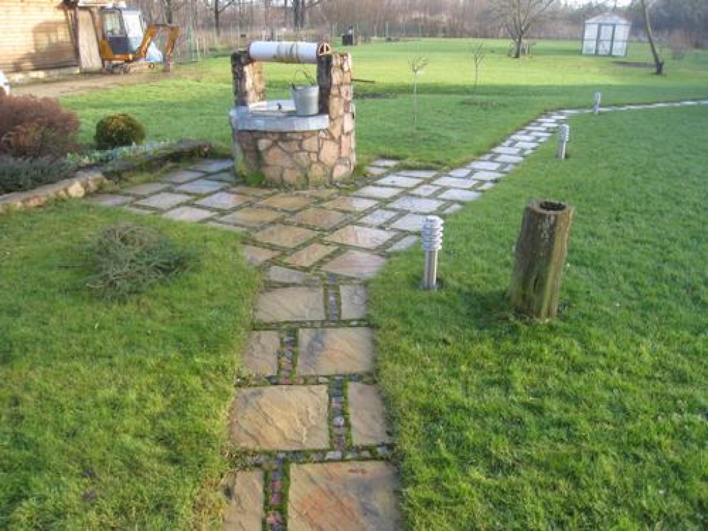 Privātmājas pagalmā.  