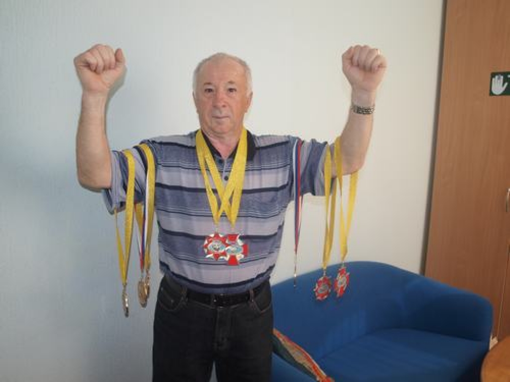 Astoņas medaļas un čempiona tituls. Aizkrauklietis Anatolijs Kuzmins svara bumbu celšanas sacensībās Minskā ieguva pasaules čempiona titulu.