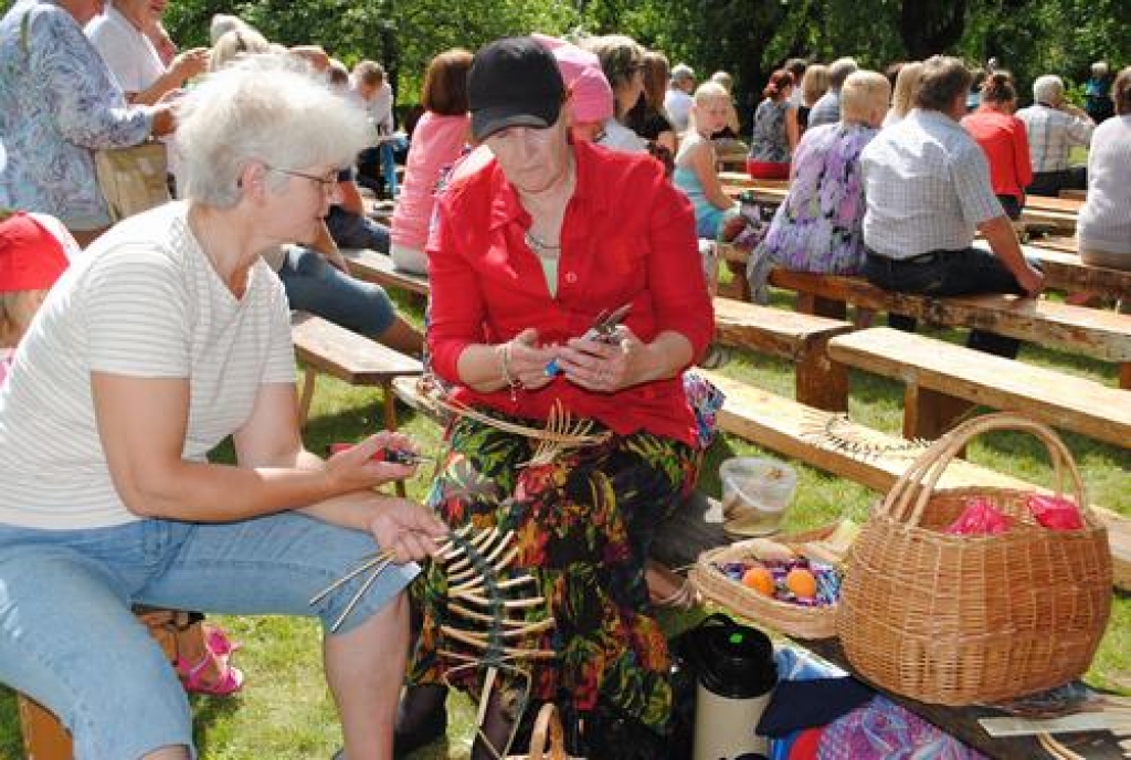 Klūdziņu pinējas. Top netradicionāli darbi, piemēram, koka zivis.