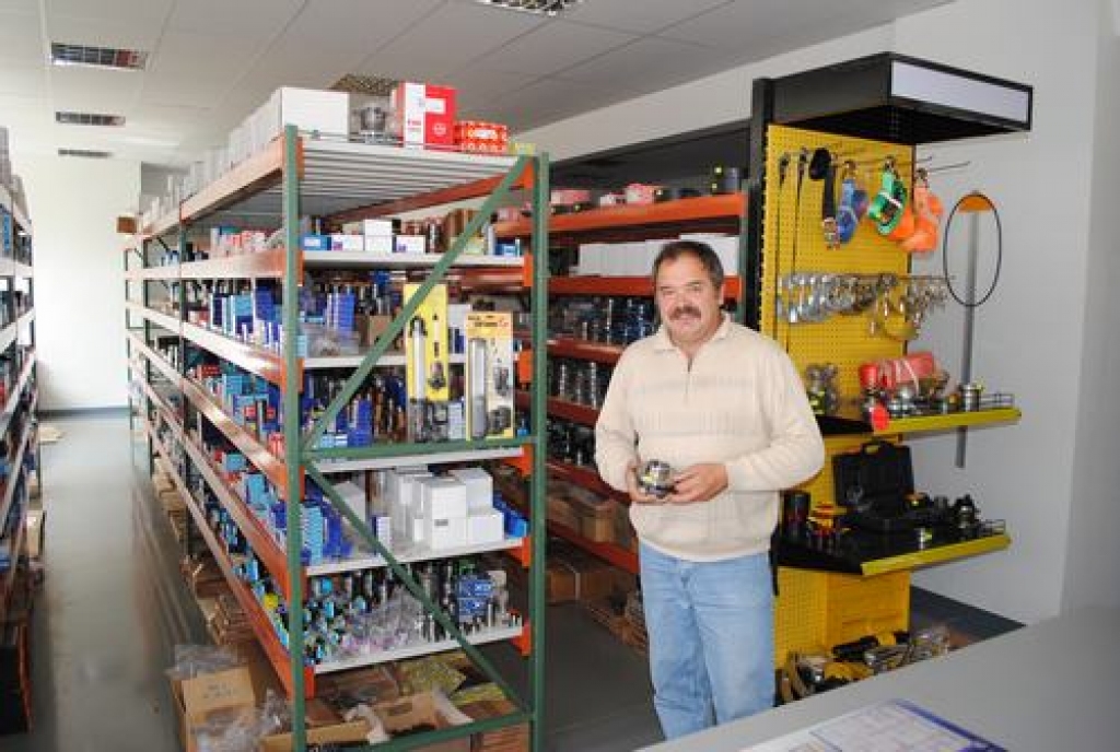 Jaunās telpās. SIA “I un A Gultņi” speciālists — pārdevējs Jānis Treiers Aizkraukles veikalā.