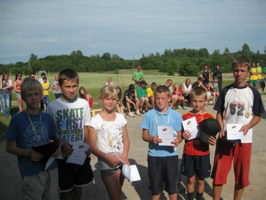 Uzvarētāji. Pēc apbalvošanas ar medaļām un diplomiem. 