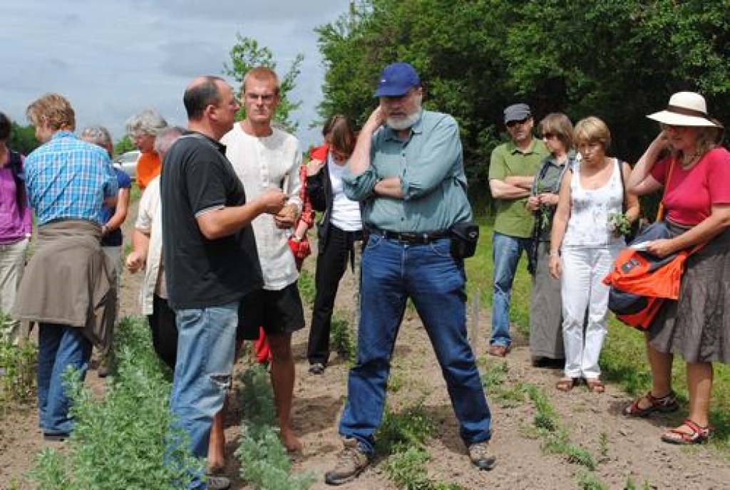 Garšaugu dobēs. Jānis Vaivars (otrais no kreisās), bioloģiskās saimniecības “Ragāres” īpašnieks, semināra dalībniekiem stāsta par garšaugu iedarbību.