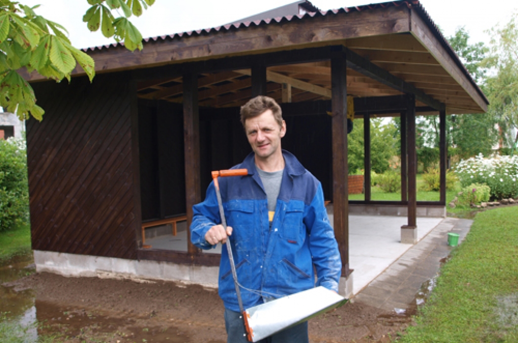 DARBS PADARĪTS.  “Vēl pēdējie sakopšanas un krāsošanas darbi, un bērni jaunās nojumes varēs izmantot,” saka SIA “KMT projekts” strādnieks Oļegs Siņica.