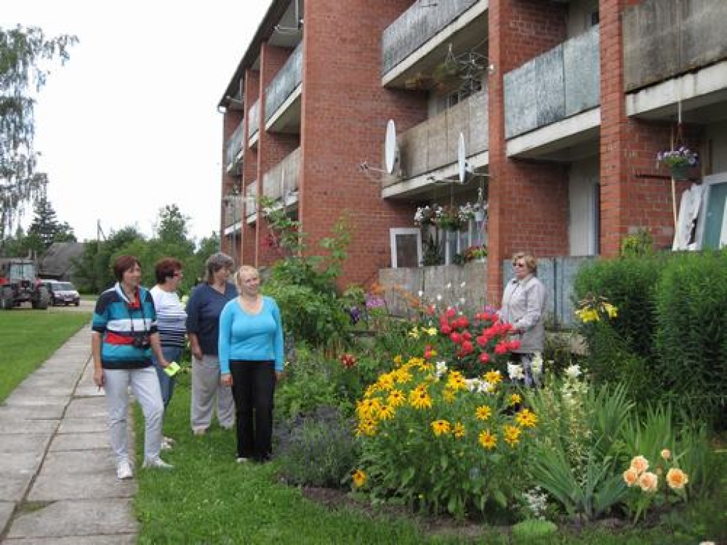 Divās dienās izvērtē ap divdesmit īpašumu. Konkursa “Jaunjelgavas novada sakoptākā sēta — 2012” komisija apmeklēja arī daudzdzīvokļu mājas Sunākstes pagastā. 
Autors: Lolita Frīdmane