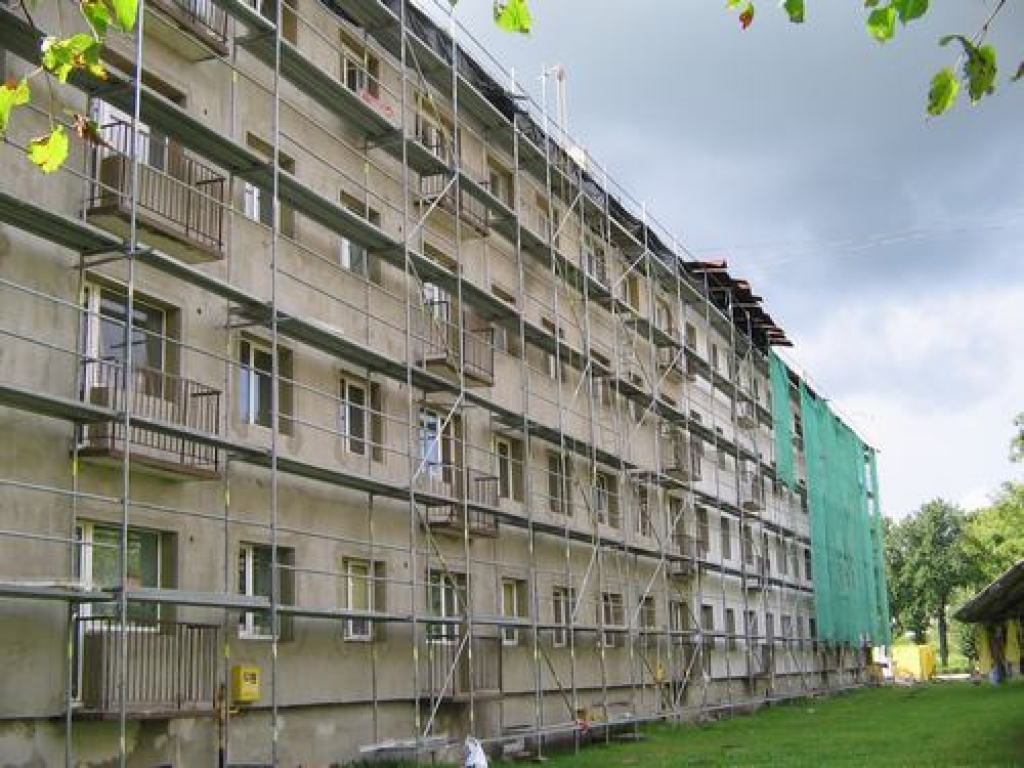 PIRMĀ „BEZDELĪGA”. Šobrīd nosiltināta lielākā daļa ēkas fasādes. 