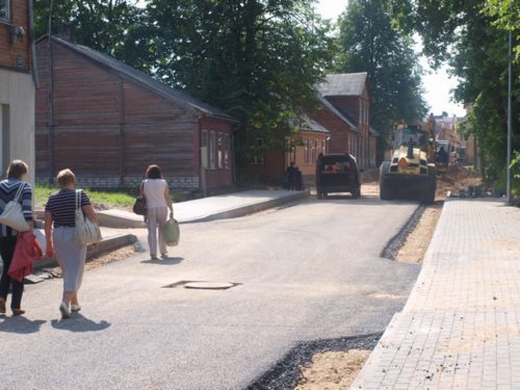 Līdz oktobrim galveno ielu klās asfalts. Daļēji asfaltbetona segums jau uzklāts  Jēkabpils un Jelgavas ielā. 
