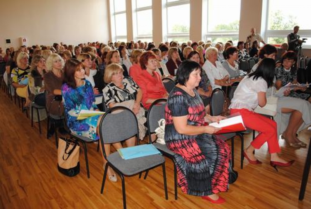 Šodien Aizkraukles novada ģimnāzijā profesionālās pilnveides seminārā tikās ap 170  Aiz­kraukles, Jaunjelgavas, Skrīveru un Neretas novada izglītības iestāžu darbinieku — direktori, viņu vietnieki un skolotāji. 