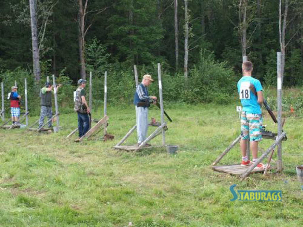 Koknesē, čiekuru audzētavā “Ozolkalni”, notika mednieku klubu “Ķepainis” un “Koknesis” organizētie mednieku sporta svētki, kuros norisinājās individuālās sacensības šaušanā un jautras atrakcijas.
Autors: Indulis Burka