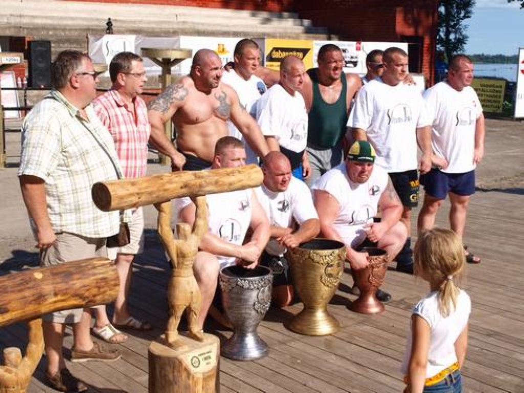 Kokneses estrādē notika Latvijas spēkavīru čempionāta superfināls, kurā par uzvarētāju kausiem cīnījās deviņi spēkavīri. Ārpus konkurences piedalījās arī viens no spēcīgākajiem Krievijas un pasaules atlētiem Mihails Kokļājevs. Viņš,...
Autors: Indulis Burka