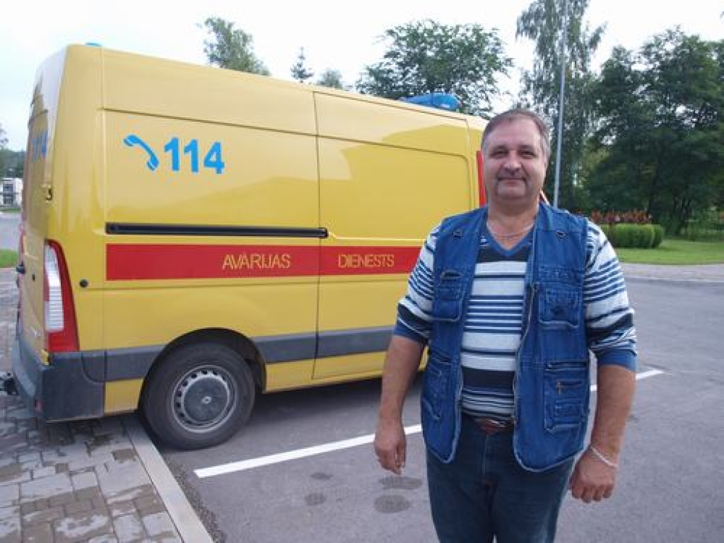 “DARBNĪCA UZ RITEŅIEM,” par jauno un ekspluatācijā ērto avārijas izsaukumu automašīnu saka atslēdznieks—autovadītājs Egons Malofejevs. 