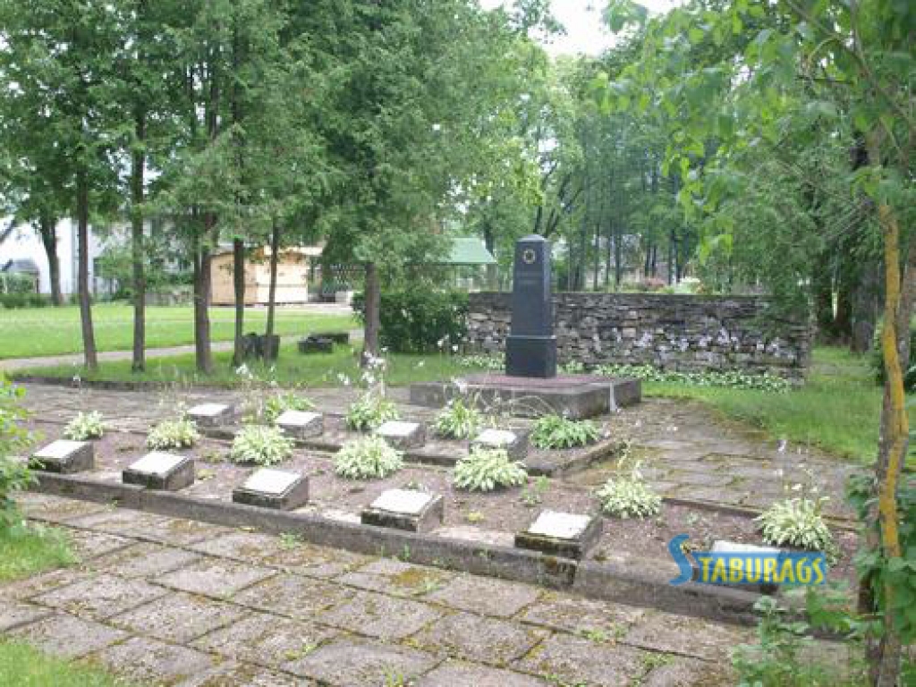 Kapi paliks, kur ir. Jaunjelgavas novada domes deputāti neatbalstīja brāļu kapu pārvietošanu ārpus pilsētas centra