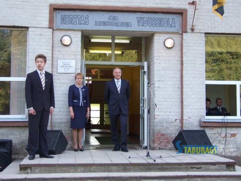 Šodien Neretas novadā viesojās Valsts prezidents Andris Bērziņš. Prezidents apmeklēja Kaspara Ādama saimniecību Mazzalves pagastā, tikās ar Neretas Jāņa Jaunsudrabiņa vidusskolas skolēniem un skolotājiem, muzejā 