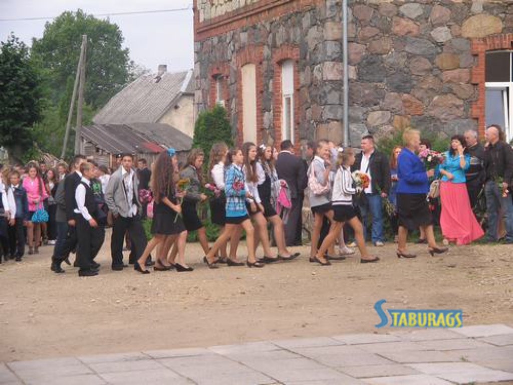 Pļaviņu novada ģimnāzijas Zinību dienas pasākums notika Daugavas ielas 50. nama pagalmā, kurp bērni un skolotāji svinīgā gājienā devās no skolas. 
Autors: Sandra Pumpure