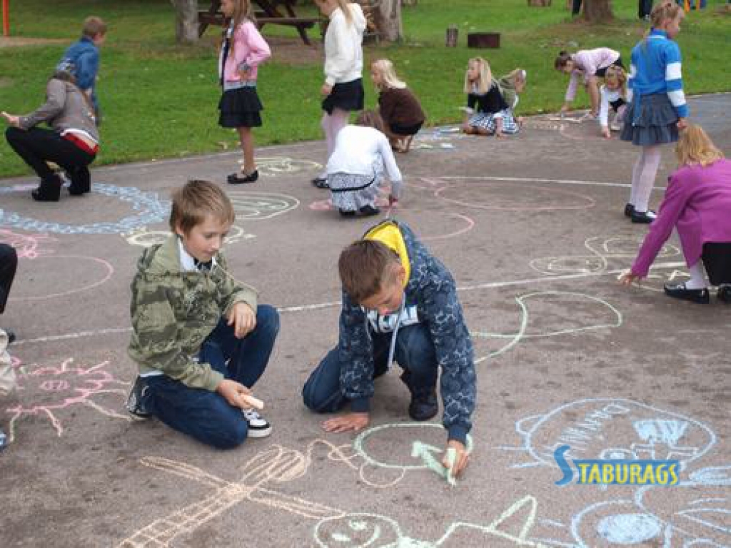 Lai arī šogad gandrīz visās Latvijas skolās Zinību dienu atzīmēs 3. septembrī, Daudzeses pamatskolā to tradicionāli atzīmēja šodien, 1. septembrī.  
Autors: Jānis Ozoliņš