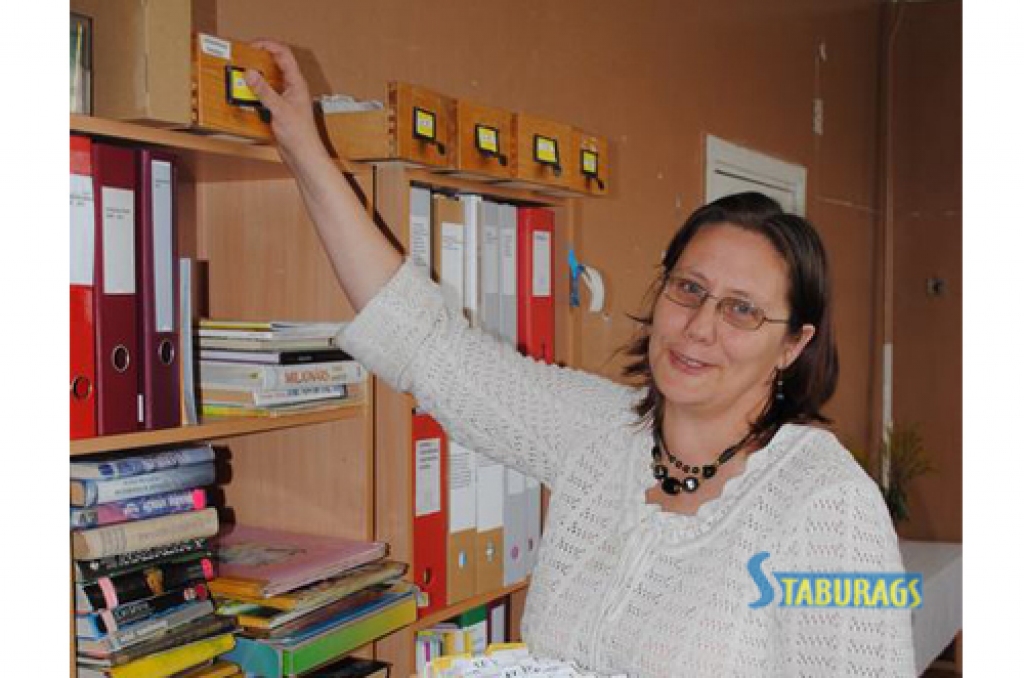 Grāmatu katalogs kastītē. “Modernā elektroniskā kataloga “Alise” Seces bibliotēkā vēl nav,” saka Ināra Borovska, bibliotēkas vadītāja.  