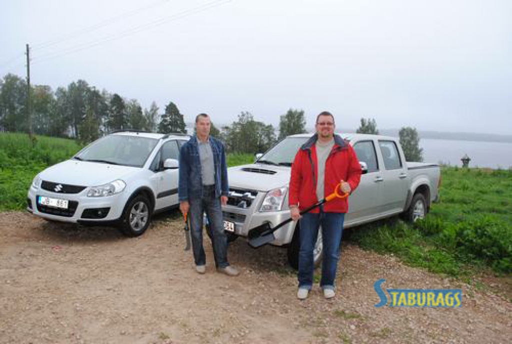 “Ripo labi,” par dienesta auto saka Sēlijas virsmežniecības mežziņi Andis Upmalis (no kreisās) un Andris Akots. Saņemti ne tikai jauni auto, bet arī jauni darbarīki.