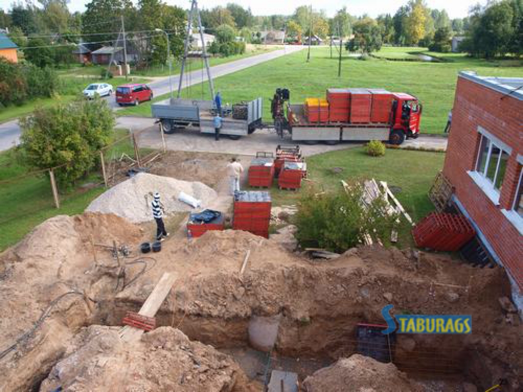 Pārmaiņas sākušās. Pie Daudzeses pagastmājas jau rosās “Skrīveru celtnieksa” vīri.